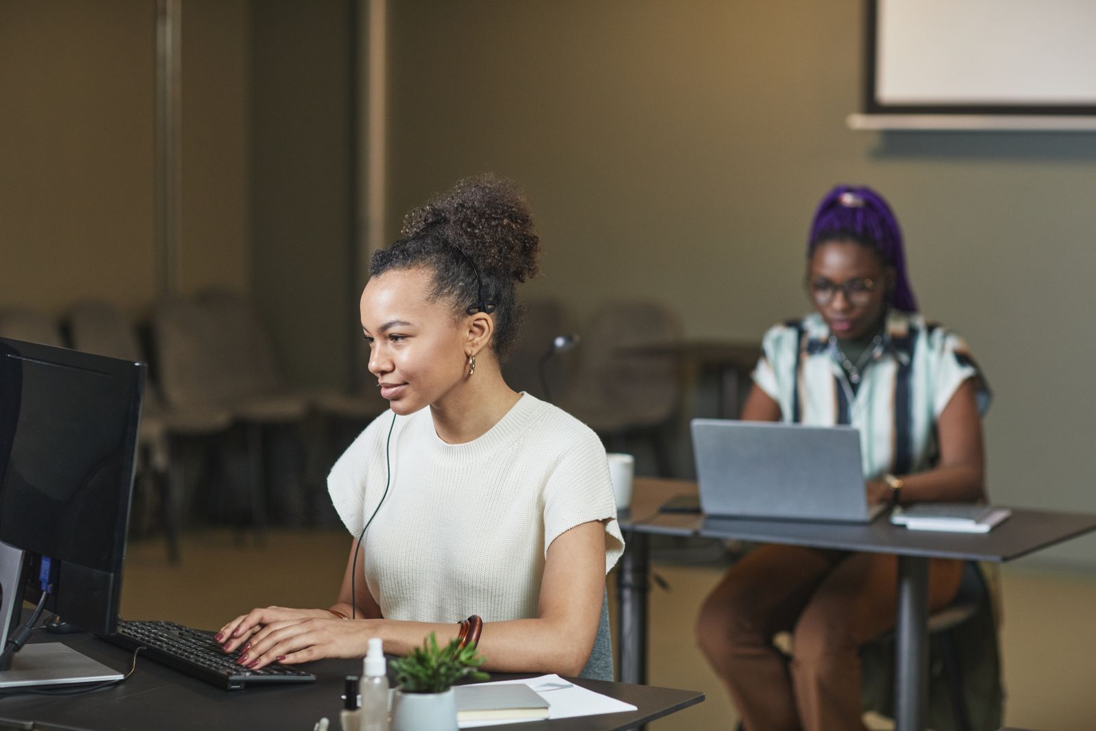 Professionnels en atelier de travail numérique — photographie d’illustration