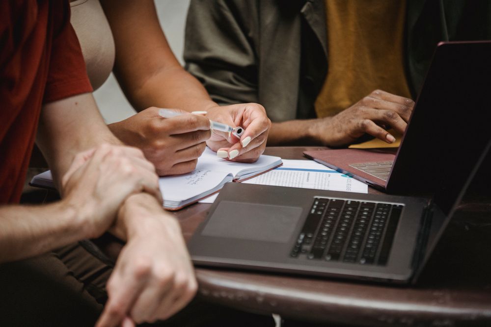 Professionnels en atelier de travail numérique — photographie d’illustration